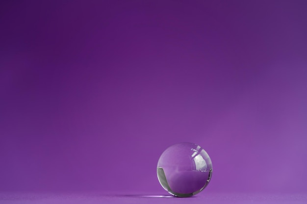 Prisma de cristal refratando cristais mágicos de luz e esfera de pirâmide e cubo em fundo roxo Prática de cristal de cura espiritual Feng Shui bom fluxo de energia conceptxAxA