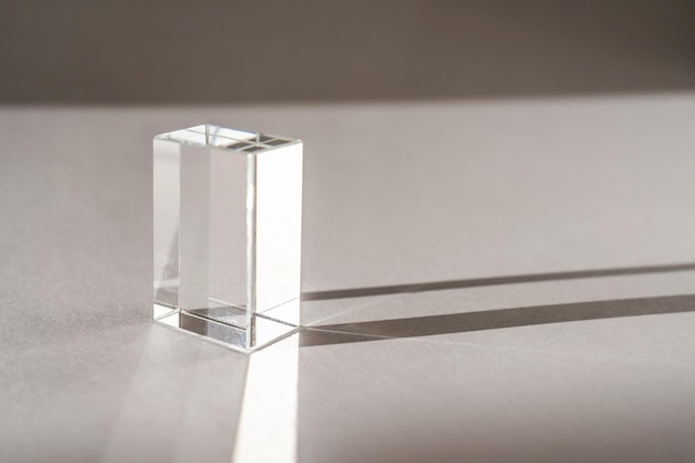 Prisma de cristal transparente sobre um fundo branco