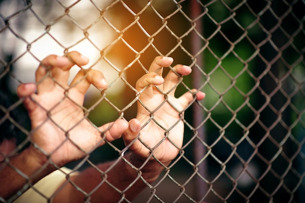 Foto prisoner mann, der im gefängnis eingesperrt war