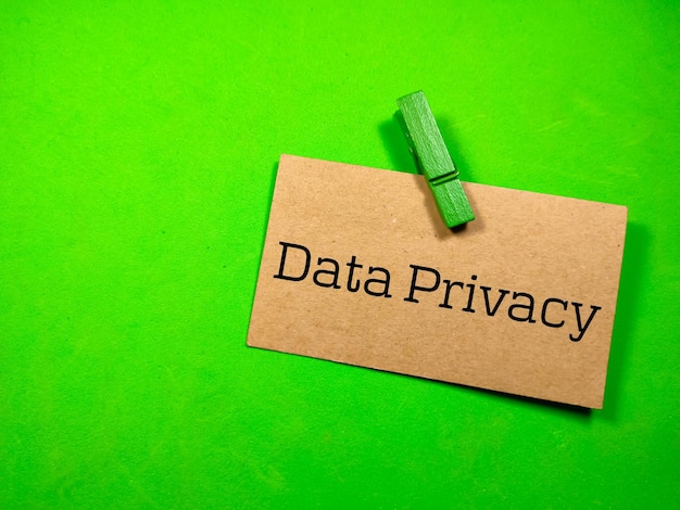 La privacidad de datos está escrita en una tarjeta marrón con un fondo verde