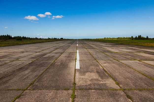 Foto private landebahn im sommer mit axialen markierungen