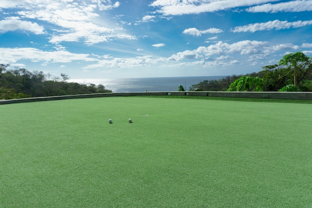 Privater Golfplatz mit Meerblick und wunderschönem Himmel