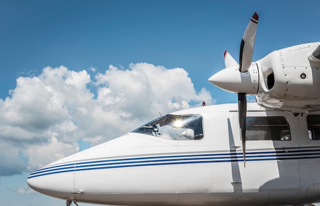 Privatjet außen gegen den blauen Himmel. Flugzeugcockpit