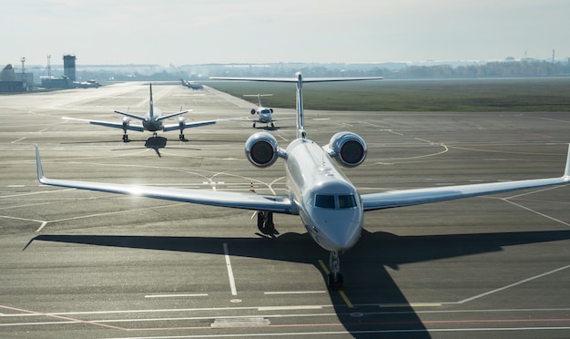 Privatjets stehen an der Landelinie.