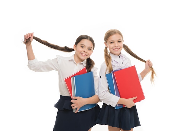 Privatschule Mädchen mit Schulbüchern weißer Hintergrund Wir lieben Lernen Lernen macht Spaß Buch kaufen für Extraschulkurs Schüler tragen Schulbücher zu Schulklassen Sprachkurse für Jugendliche