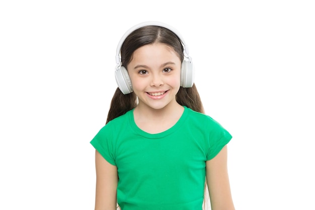 Privilegio de la cuenta de música premium Niña pequeña escucha música con auriculares modernos Niño pequeño escucha música con auriculares Sin interrupciones publicitarias Reproduce cualquier canción Prueba la cuenta premium Disfruta de la música sin parar