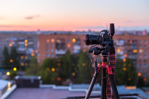 Pro DSLR auf Stativ bei abendlichem Fotoshooting auf dem Dach