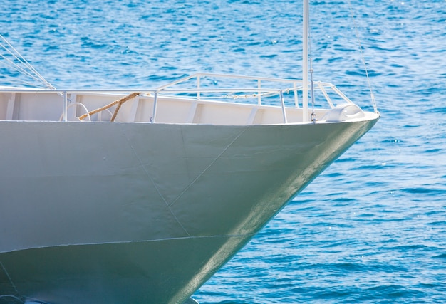 Proa blanca de yate turístico de excursión y superficie de agua de mar detrás