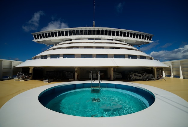 La proa del crucero con piscina y puente del capitán.