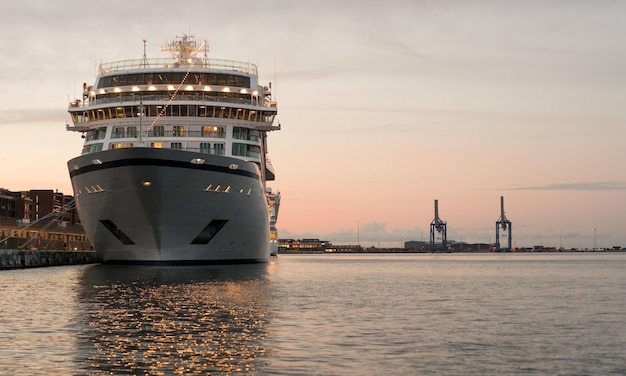 Proa do navio de cruzeiros ancorado no porto de Copenhaga