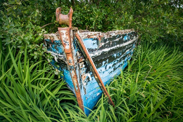 La proa del naufragio de un viejo barco pesquero de madera azul varado en la costa de Irlanda