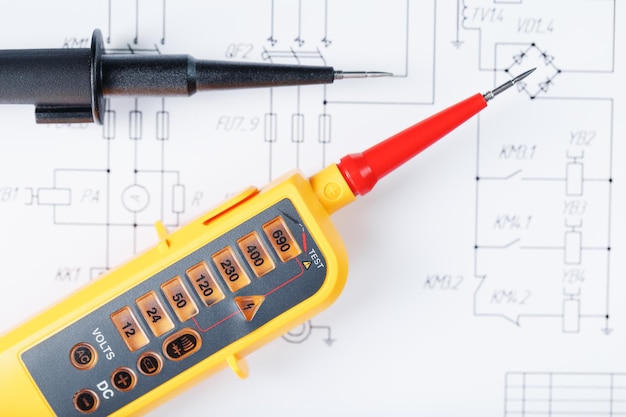 Probador amarillo para indicación de voltaje paso a paso en el circuito eléctrico. Dispositivo de contacto bipolar para monitorizar la red eléctrica