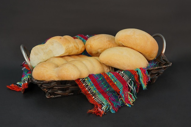 Foto probieren sie brot frisch aus dem ofen mit einer tischdecke in einem korb