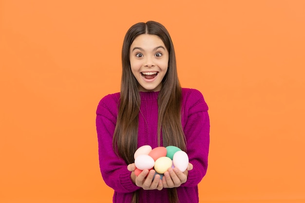 Probieren Sie dieses Kindheitsglück Kind auf Eiersuche Zeit zum Spaß entzückendes Kind zeigt bemalte Eier Ostern Frühlingsferien glückliches jugendlich Mädchen mit bunten Eiern frohe Ostern