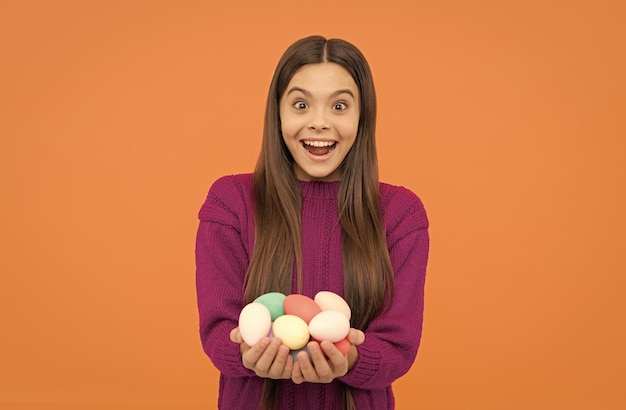 Probieren Sie dieses kindliche Glückskind auf Eiersuche aus, um Spaß zu haben, ein entzückendes Kind, das bemalte Eier zeigt