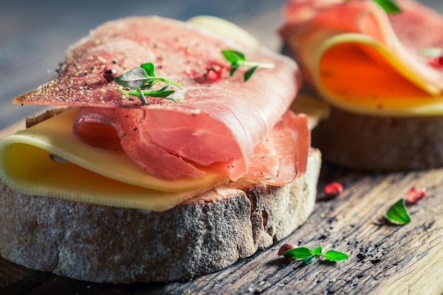 Probieren Sie ein Stück Brot mit Käse und Schinken