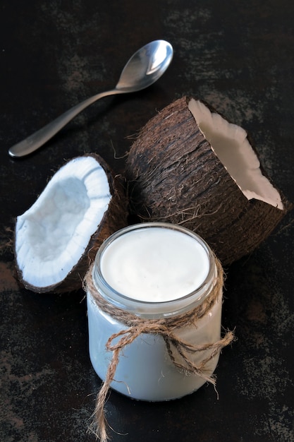 Probióticos de iogurte de coco, alimentos fermentados. Iogurte vegano.