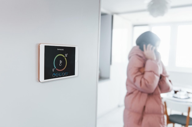 Problem mit der Temperatur Frau kontrolliert im Haus die Smart-Home-Technologie