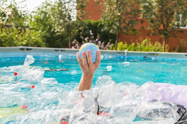 Problem von Müll, Plastikrecycling, Umweltverschmutzung und Umweltkonzept - Plastikmüllverschmutzung in der Wasserumgebung, Erdkugel schwimmt im Müll