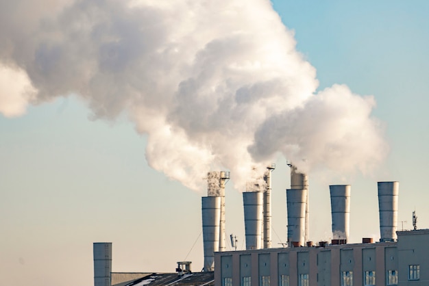 Problema ambiental. las tuberías de fábrica desarrollan contaminación del aire b