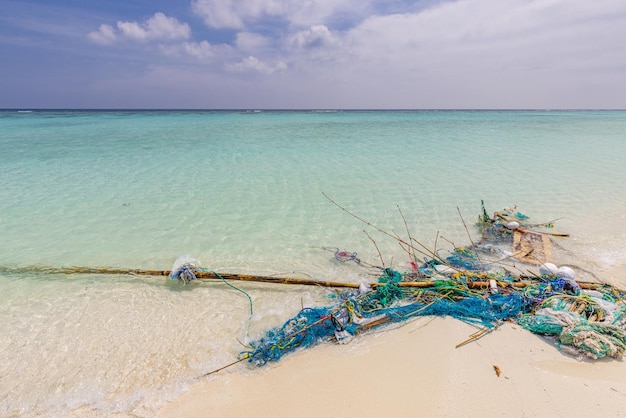 Foto el problema de la basura en la playa causada por la contaminación humana y ambiental en los trópicos conceptuales