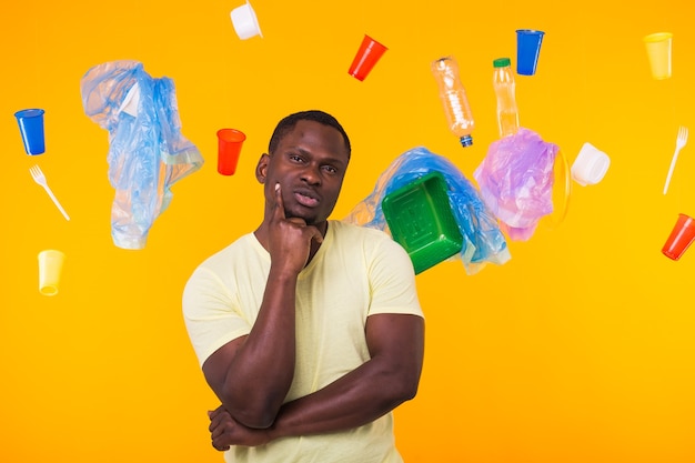 Problema de basura, reciclaje de plástico, contaminación y concepto ambiental - Grave afroamericano