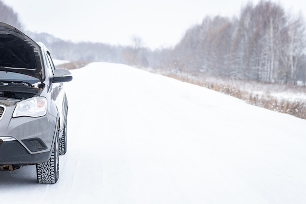 Problema com um carro em uma estrada coberta de neve.