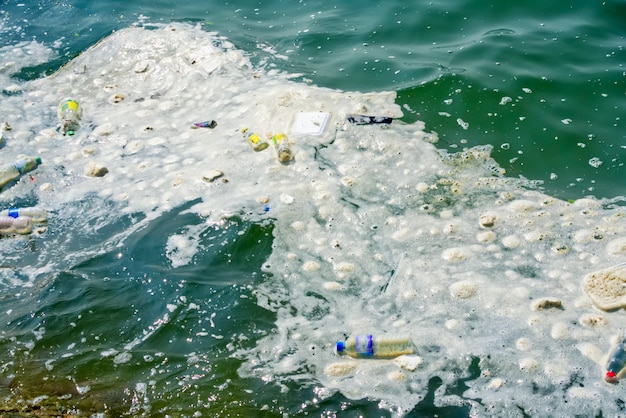 Problema de Contaminación Ambiental de Basura de Plástico en el Mar