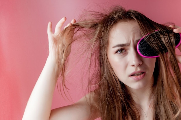 Foto problema del cuero cabelludo grasa cabello sucio concepto de cuidado del cabello de la niña