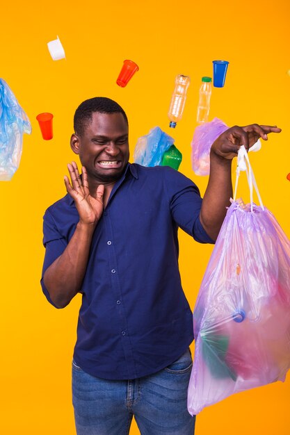 Problema de lixo, reciclagem de plástico, poluição e conceito ambiental - homem confuso carregando