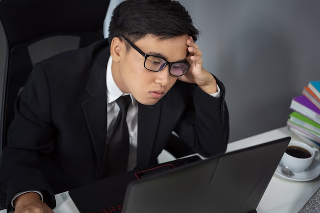 Problema de trabalho de homem de negócios usando o laptop