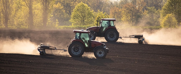 Problema duplo dois tratores cultivando os campos