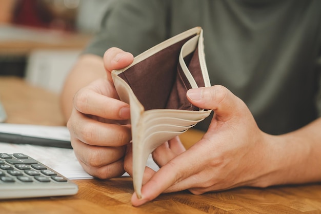 Foto problema estressado homem de negócios homem segurando e abrir uma carteira vazia não tem dinheiro cartão de crédito para não pagar empréstimo de conta ou despesa em pagar falência falida e conceito financeiro de dívida