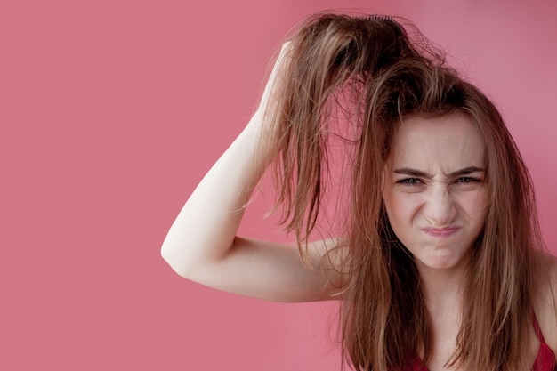 Problema no couro cabeludo, garota de cabelo sujo e oleoso, conceito de haircare