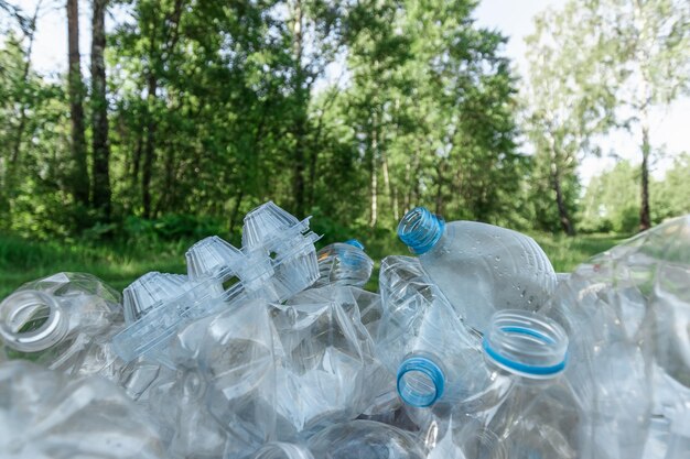 Problema plástico uma montanha de garrafas plásticas no contexto de uma poluição da natureza da floresta verde