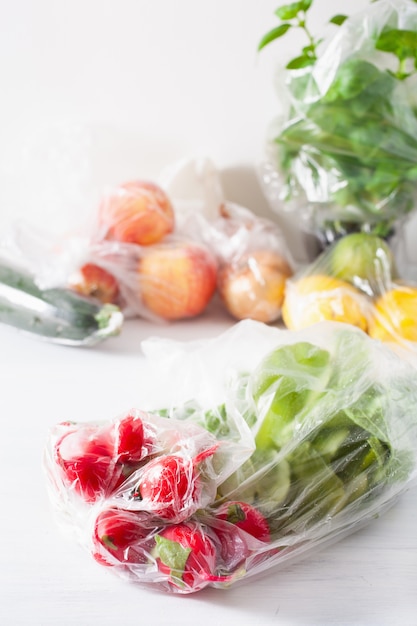 Foto problema de residuos plásticos de un solo uso. frutas y verduras en bolsas de plastico