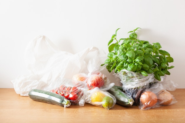 Problema de residuos plásticos de un solo uso. frutas y verduras en bolsas de plastico