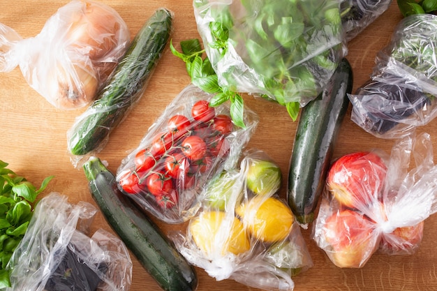 Problema de residuos plásticos de un solo uso. frutas y verduras en bolsas de plastico