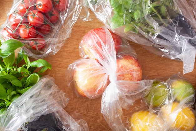 Foto problema de residuos plásticos de un solo uso. frutas y verduras en bolsas de plastico