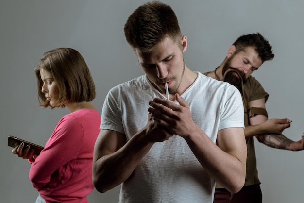 Problema social real para parar de fumar, grupo viciante, incluindo cigarros de álcool e drogas