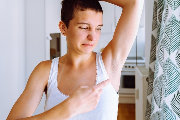 Problemas de la adolescencia, las glándulas sudoríparas emiten un olor desagradable debajo de las axilas, autorrechazo