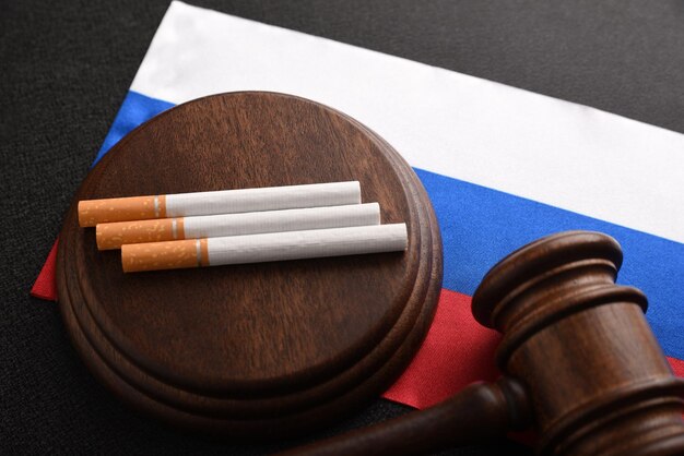 Problemas com a compra e venda de produtos de tabaco na Rússia Cigarros e juízes martelam a bandeira russa