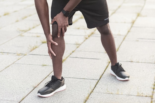 Foto problemas de conceito de lesão esportiva com articulações em atletas após corrida