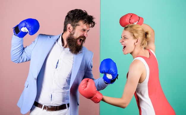 Problemas de guantes de boxeo de pareja familiar en relación deporte hombre barbudo hipster peleando con mujer Fuerza y poder nocaut golpeando quién tiene razón gana la pelea Club de boxeo amateur