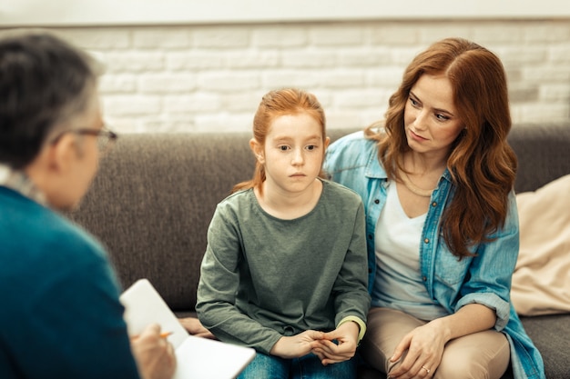 Problemas pessoais. Menina ruiva triste sentindo-se estressada enquanto pensa em seus problemas