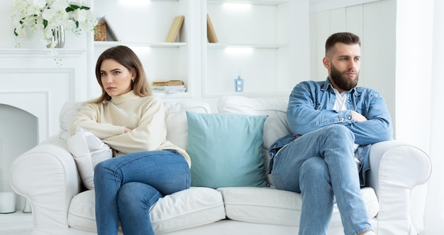 Problemas de relación pareja sentada en diferentes lados del sofá