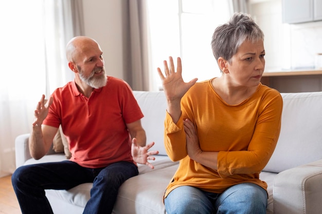 Problemas de relación retrato de cónyuges mayores discutiendo en casa