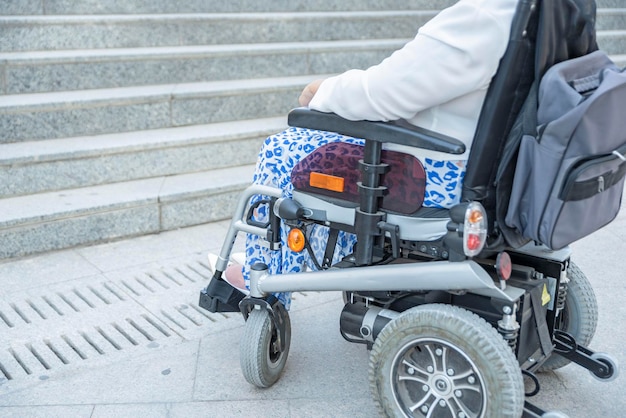 Probleme mit barrierefreier Umgebung für Menschen mit Behinderungen nicht erkennbare Frau im Rollstuhl vor Treppe