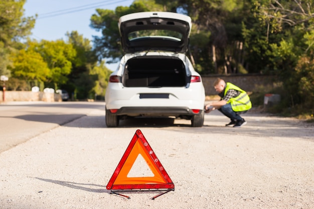 Probleme mit dem Auto auf der Straße müssen ein Notfallschild setzen