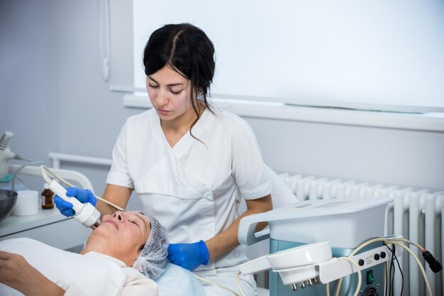 Procedimento antienvelhecimento de cosmetologia trabalhando com instrumento especial